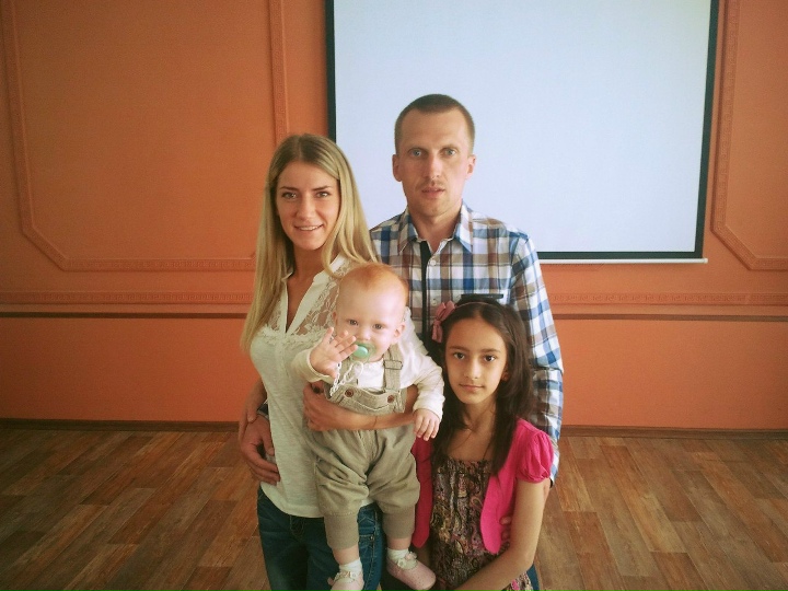 Семья с детьми в дружелюбной атмосфере церкви