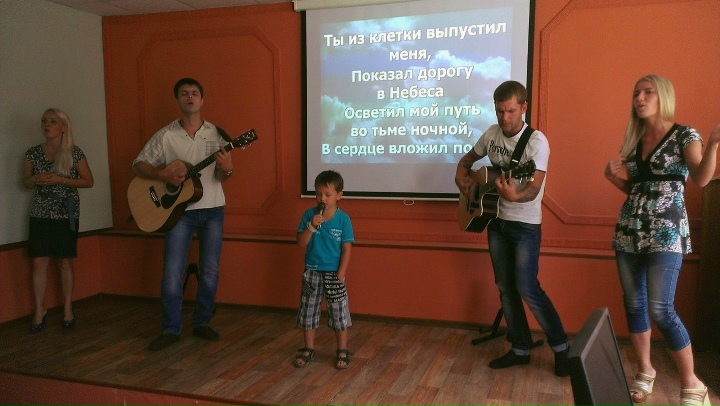 Здание церкви и люди перед богослужением